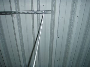 Ophanging luchtbehandelingskanaal na de renovatie uitgevoerd in verzinkt stalen draadeind en combirail.
